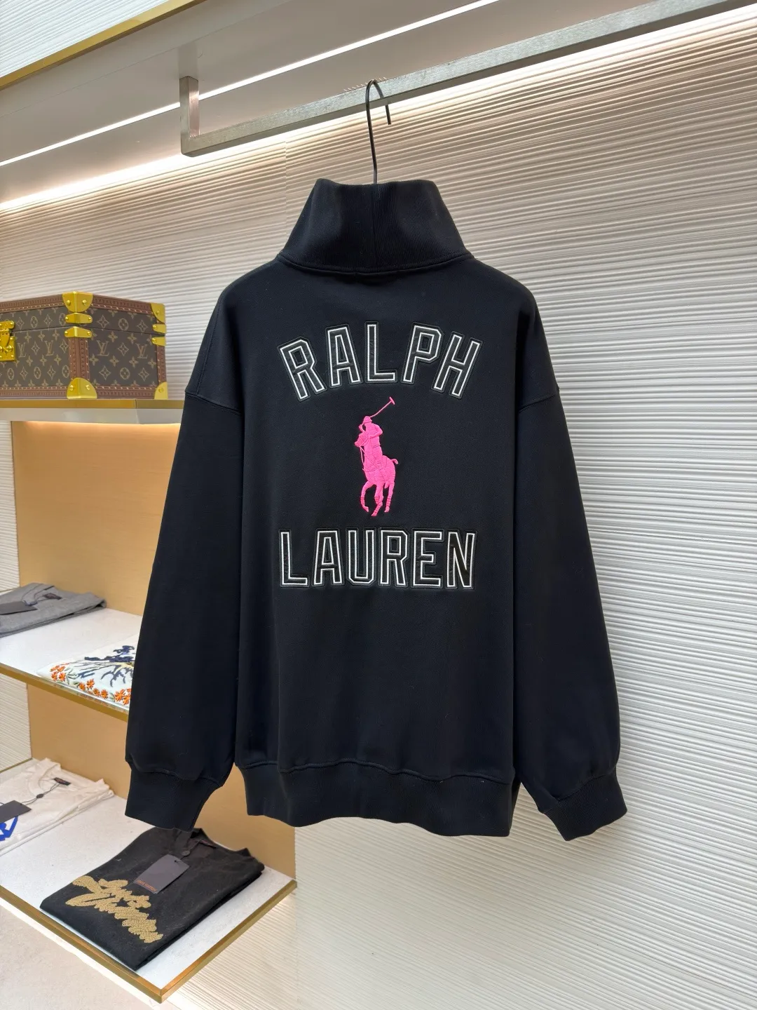 P440 Ralph Lauren pink label half turtleneck sweatshirt ●Original version: Purchased and developed at 2190 ●Item number: 1681981-A90 ●Fabric: cotton fleece composite fabric ●Technology: patch embroidery production ●Color: black pink ●Version: fitted version ●Weight: about 705 grams ●Size: S-M-L-XL ●Description: Customized luxury cotton fleece composite material, soft and silky, comfortable and skin-friendly It uses an extremely pure black tone as the background. A touch of pink pony logo embroidery is embellished on the chest. It is low-key and powerful. The back panel is embellished with the brand letters outlined in ivory white satin intarsia. The pink pony embroidery jumping in the center is the only color footnote in this black and white silent film. It coincides with the elegant and uninhibited brand philosophy. Its unique ribbed half-high collar design is sublimated, giving more flexibility and fashion sense to wear, showing taste in silence. Showing elegance and style, it uses imported machine embroidery technology. It uses advanced computer control systems and precision mechanical components to realize pony logo embroidery operations with high precision. The lines are smooth and delicate. It uses imported machine patch embroidery techniques. It uses advanced computer control systems and precision mechanical components to realize Ralph Lauren patch embroidery operations. It presents an embroidery effect with both clarity and three-dimensionality. The fabrics have been carefully washed. It has better hand feel and texture. It is not easy to deform, not easy to shrink, not easy to fade, and maintains long-term beauty. The overall wiring is straight and delicate, the fabric is comfortable and soft, and the color is consistent without color difference. It can be matched with the same style to create a fashionable look and control various occasions. Customized accessories, complete with three standards, same style for men and women!
